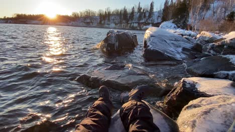 Die-Sonne-Geht-An-Einem-Winternachmittag-Im-Lake-Superior-North-Shore-Minnesota-Tettegouche-State-Park-über-Dem-Horizont-Unter