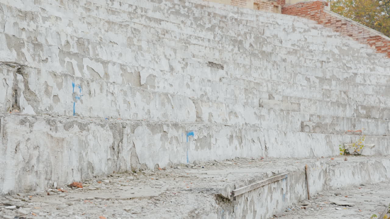 드론 경주 - 콘크리트 계단 위를 낮게 비행하는 항공기