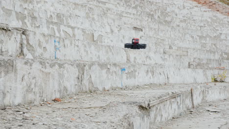 carreras de drones - aviones que vuelan a baja altura sobre escalones de hormigón