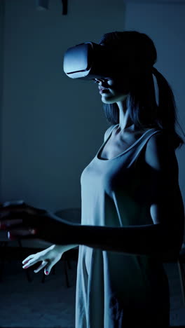 mujer experimentando la realidad virtual