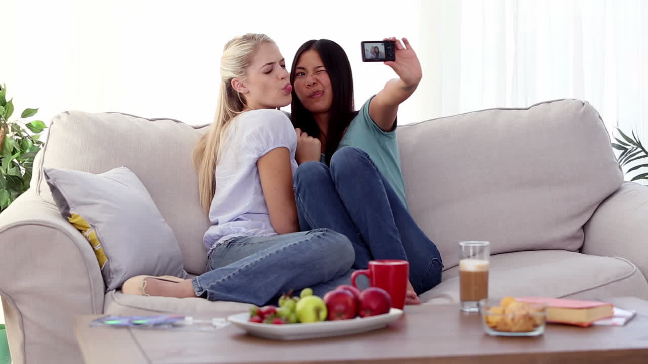 친구 들 이 함께 웃긴 사진 을 찍는 것