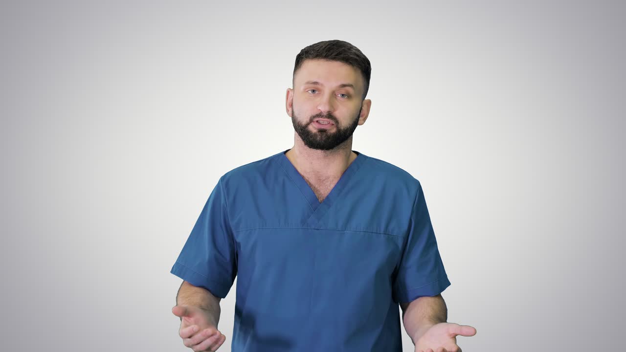 남성 의사 외과 의사 는 경사적 인 배경 에서 는 동안 말 하고 있다