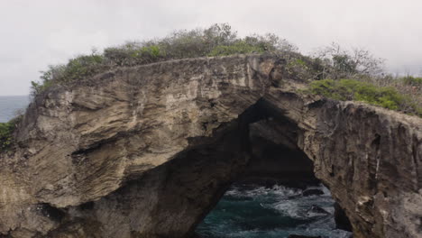 starożytna naturalna jaskinia nad morzem, jaskinia el indio w las piedras, portoryko - ujęcie z drona z lotu ptaka