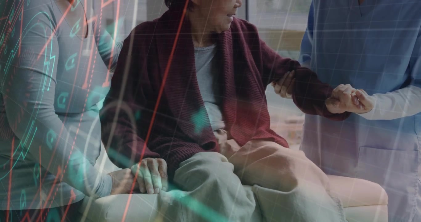 Paziente anziano che riceve supporto stabilizzante al braccio dopo il tocco degli assistenti, con un HUD medico che si sovrappone al braccio