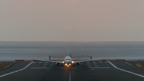 avión que asciende después del despegue