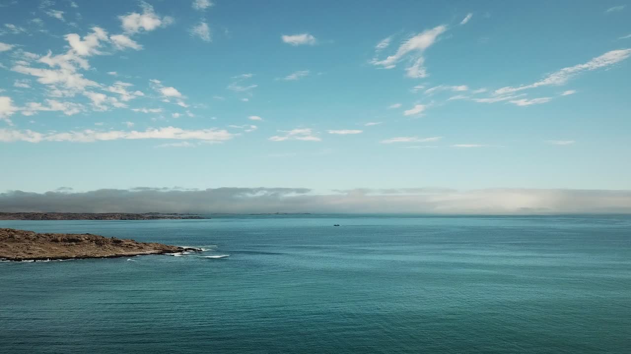 las dunas del desierto de namib y el océano atlántico se encuentran, la costa de los esqueletos, el sur de áfrica namibia, la toma aérea de la isla de los tiburones de la ciudad de luderitz