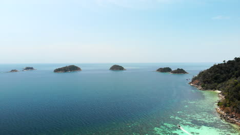 Vista-Aérea-De-Islas-Y-Barcos-Rodeados-De-Aguas-Cristalinas-En-Tailandia