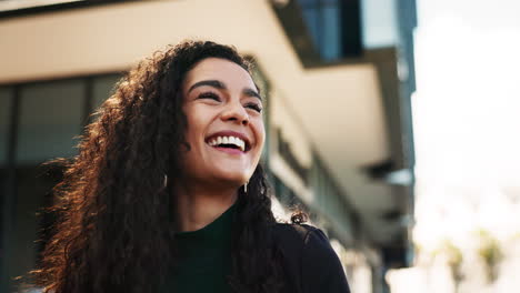 Ciudad,-Pensamiento-Y-Rostro-De-Mujer-Con-Una-Sonrisa