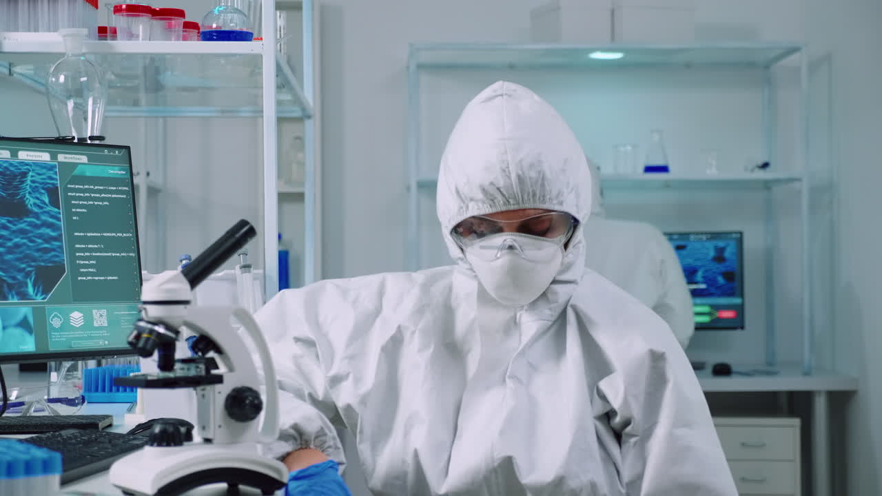 과로 한 생물학자 가 카메라 를 바라보는 초상화