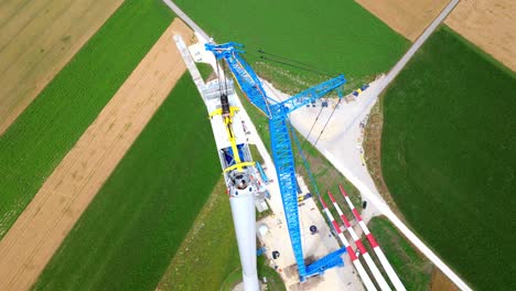vista aérea de la cabeza de la turbina eólica en construcción - fotografía de un avión no tripulado