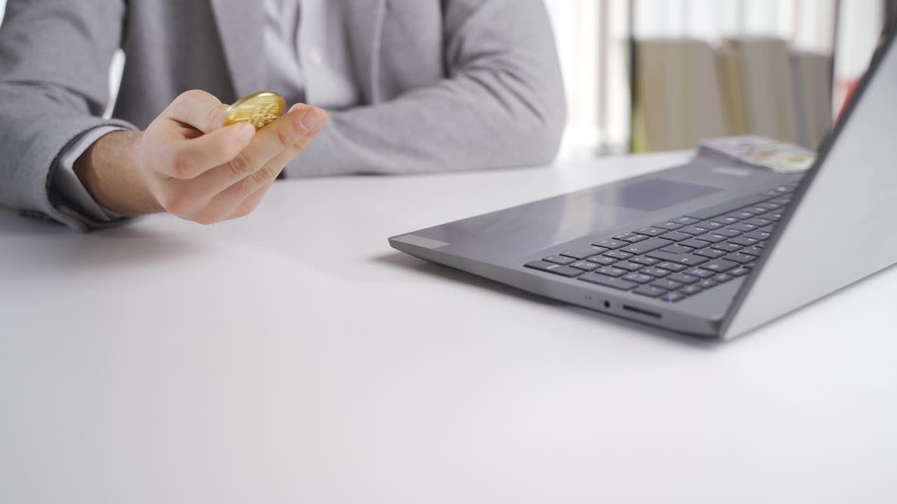 금융 투자 사업가가 비트코인을 보고 회전하고 있습니다.