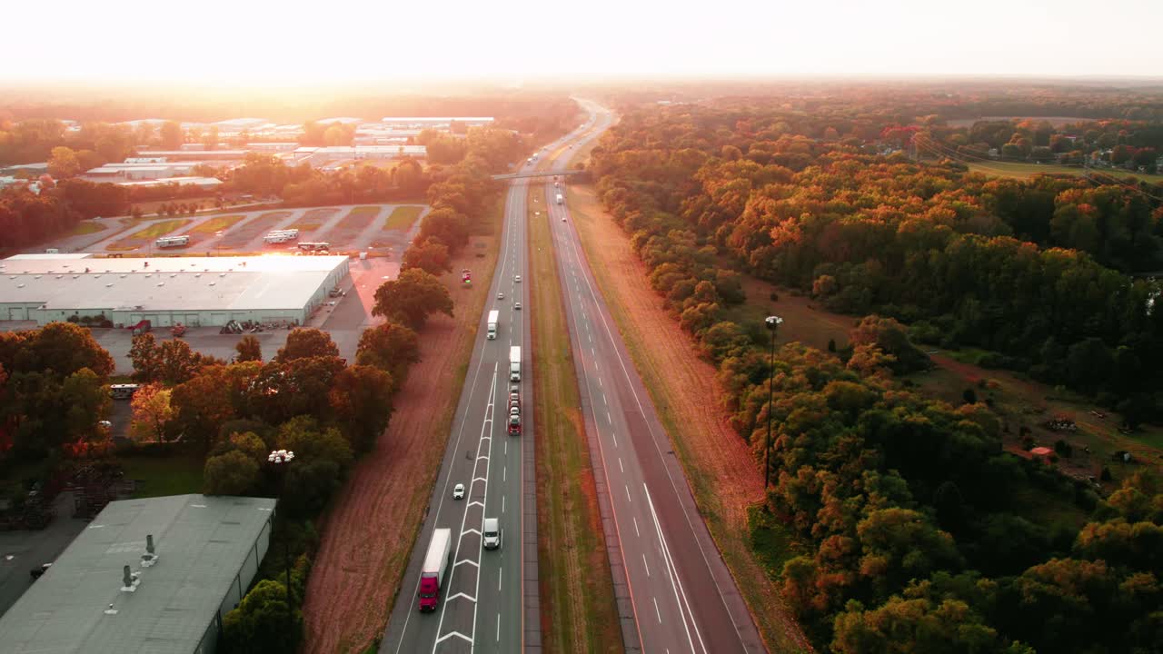 vistas aéreas del atardecer mágico de la carga de camiones transportada por semirremolques y remolques en la interestatal i-80 elkhart indiana