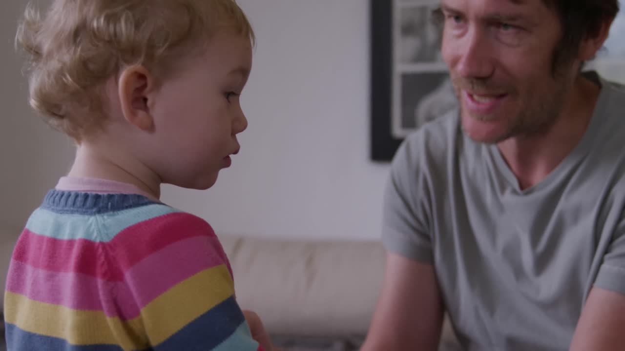 vista de cerca del hombre con el bebé en casa