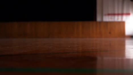 niños de la escuela corriendo en la cancha de baloncesto