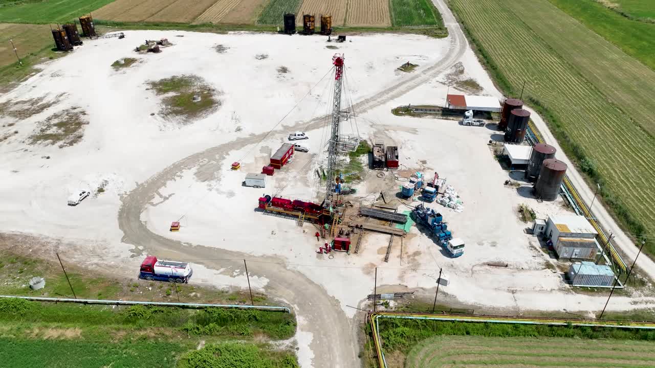 equipo de perforación de petróleo en un sitio industrial