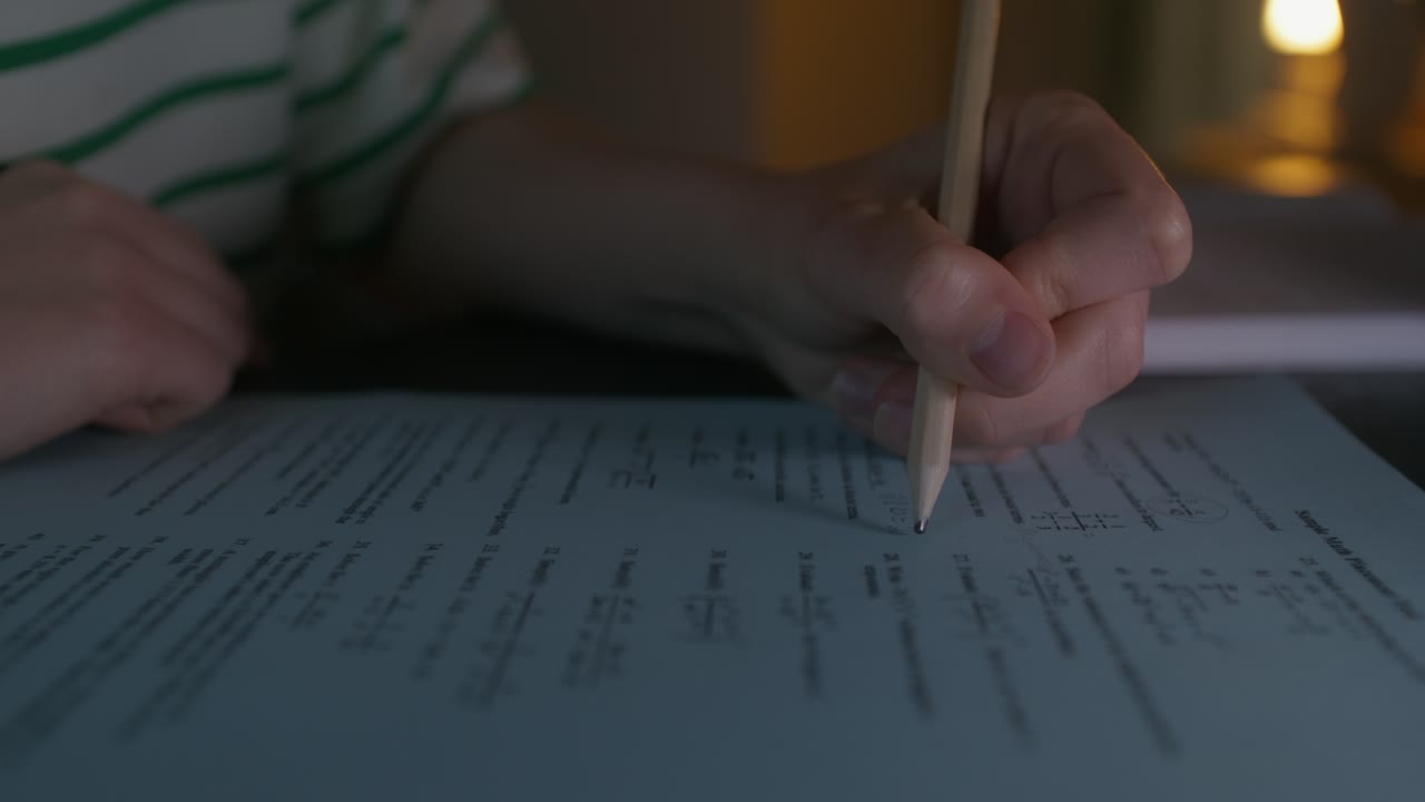 estudiante tomando una prueba de matemáticas por la noche