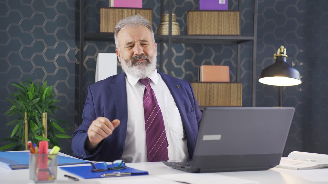 un hombre de negocios cansado, infeliz y triste.