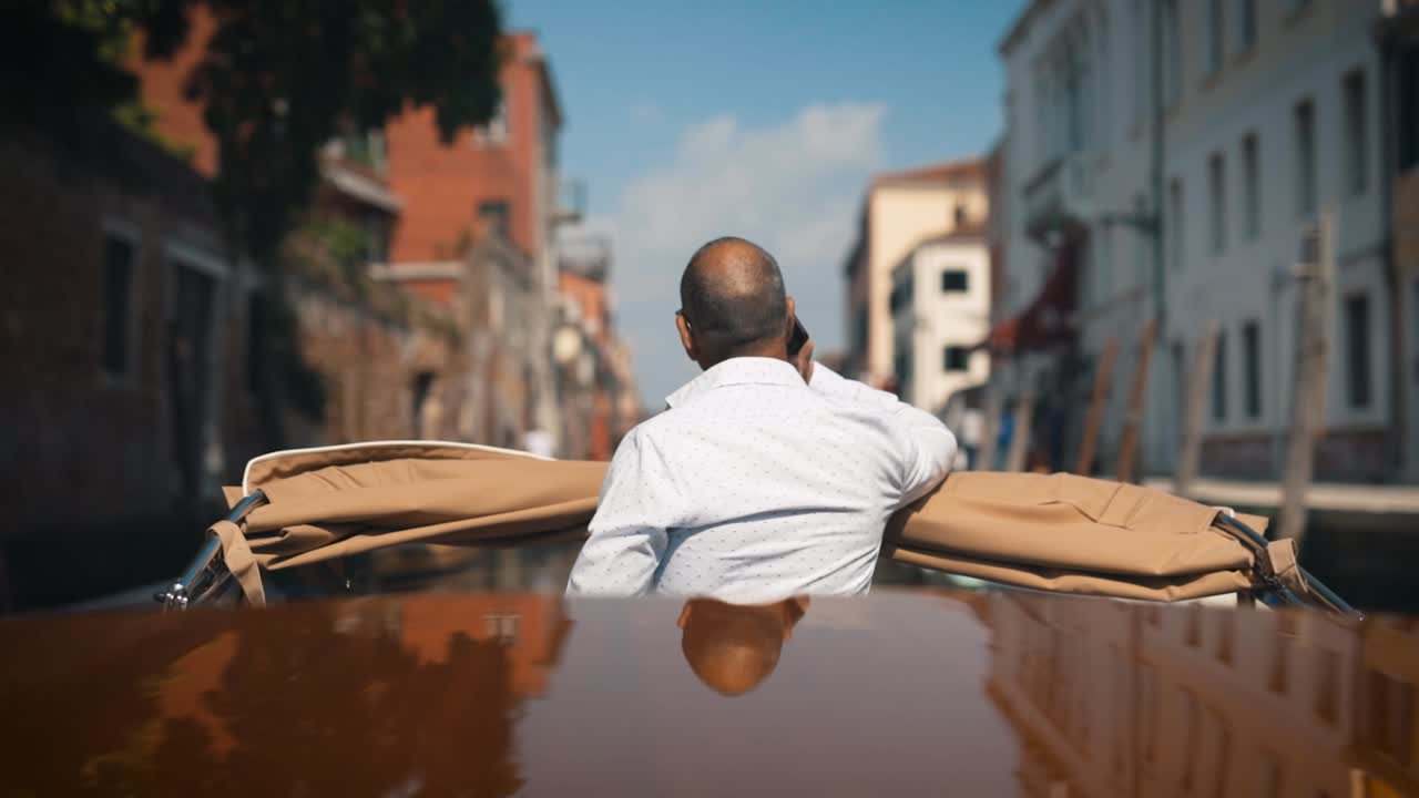 전화 통화하는 보트에 남자