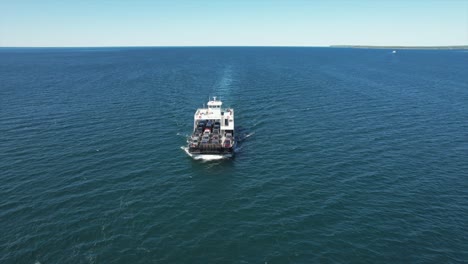 El-Transbordador-De-Automóviles-De-La-Isla-De-Washington-Cruza-El-Estrecho-De-Porte-Des-Morts-Entre-La-Isla-Y-El-Continente-Del-Condado-De-Puerta-Ubicado-Entre-La-Bahía-De-Green-Bay-Y-El-Lago-Michigan