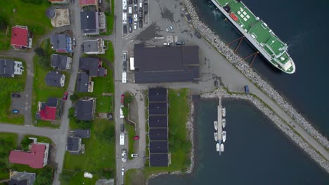 Vista-Aérea-De-Arriba-Hacia-Abajo-Del-Sobrecargado-Puerto-De-Ferry-En-Gryllefjord-Durante-La-Temporada-De-Verano-En-Senja