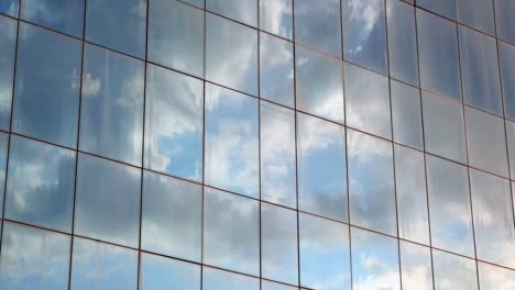 nubes reflejadas en las ventanas de los edificios modernos