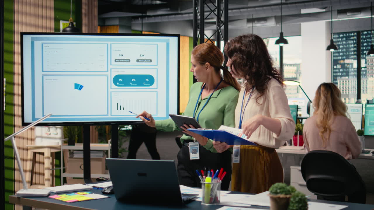 Vertical Video Women employees using performance data analysis to build a strategy