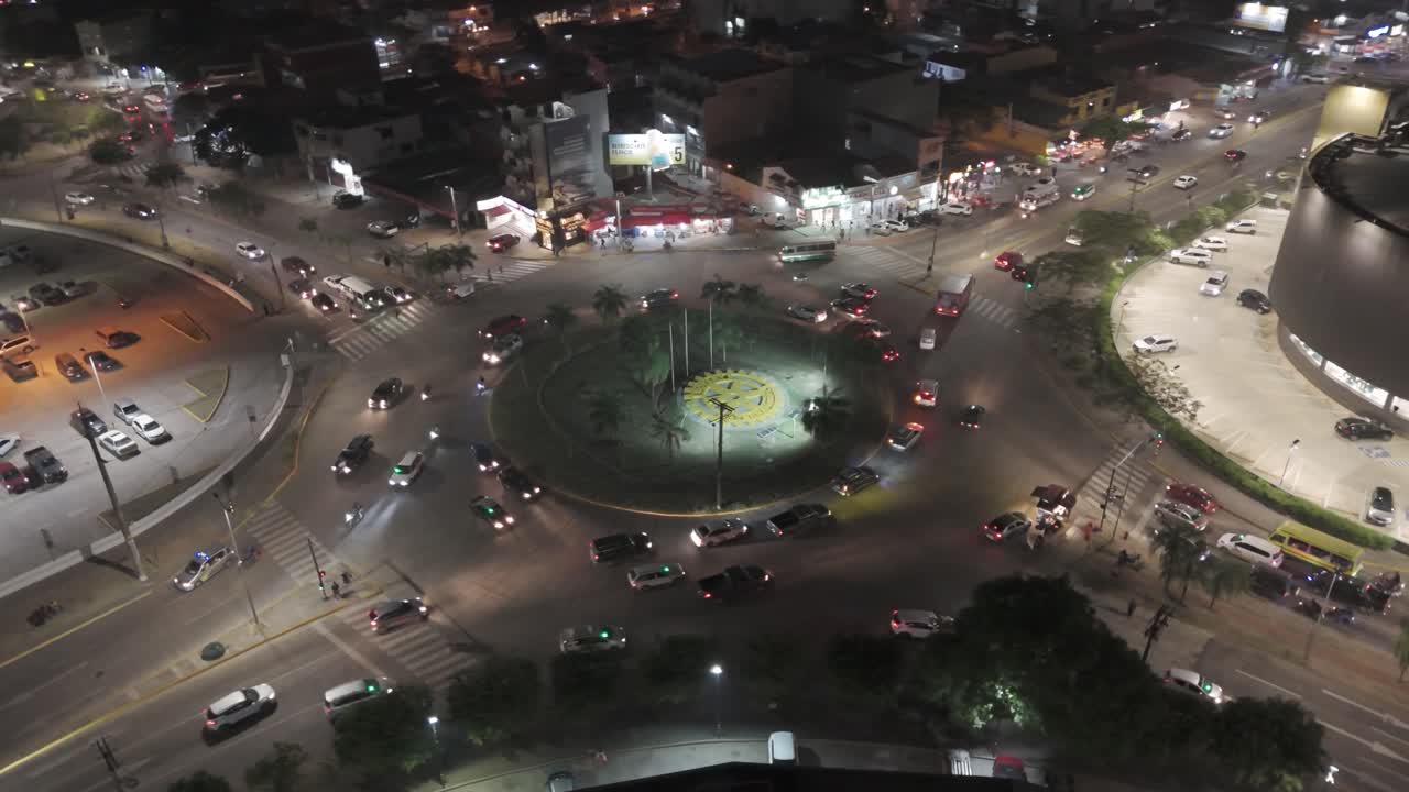"calles ocupadas y coches en movimiento