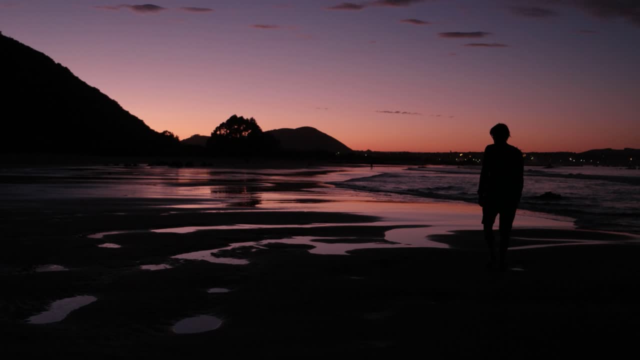 Uomini che camminano su una spiaggia sabbiosa