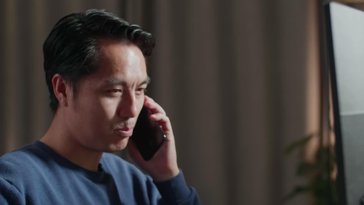 집에서 스마트폰으로 대화하는 남자