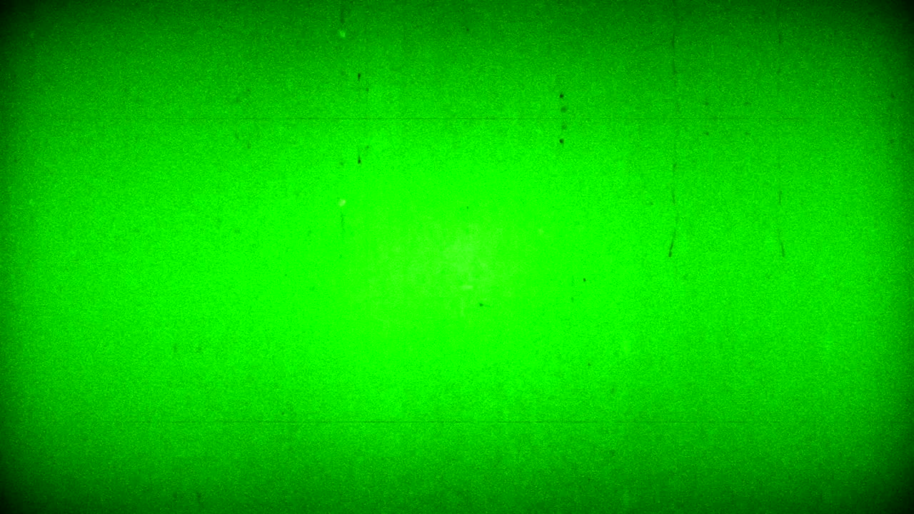 Sfondo VHS con schermo verde chroma key, sfarfallio realistico, segnale TV analogico vintage con scarsa interferenza e linee orizzontali, sfondo con rumore statico.