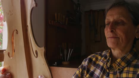 luthier femenina en el trabajo en su taller
