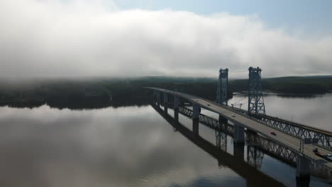 Drohnenflug-Neben-Der-Sagadahoc-Brücke,-Der-Den-Verkehrsfluss-Auf-Der-RTE1-Zeigt