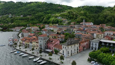 hermosa ciudad de pella frente al lago orta en italia - disparo de avión no tripulado