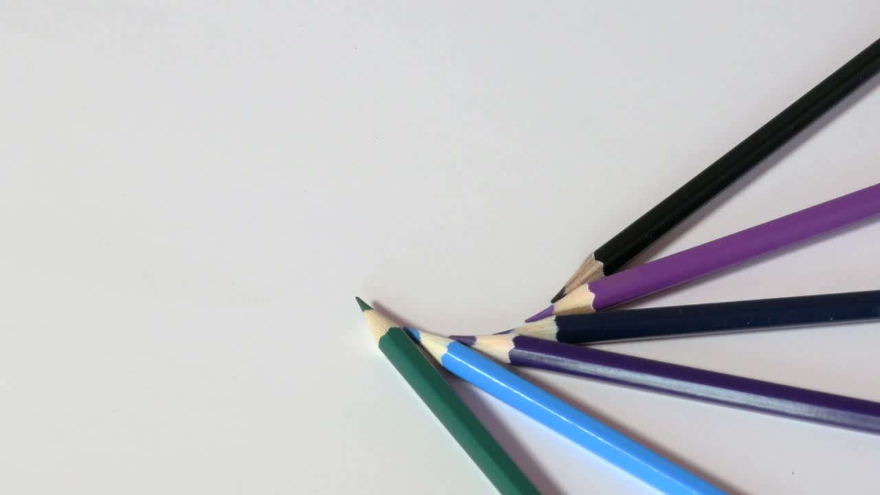 lápices de madera dispuestos de acuerdo con los colores del arco iris