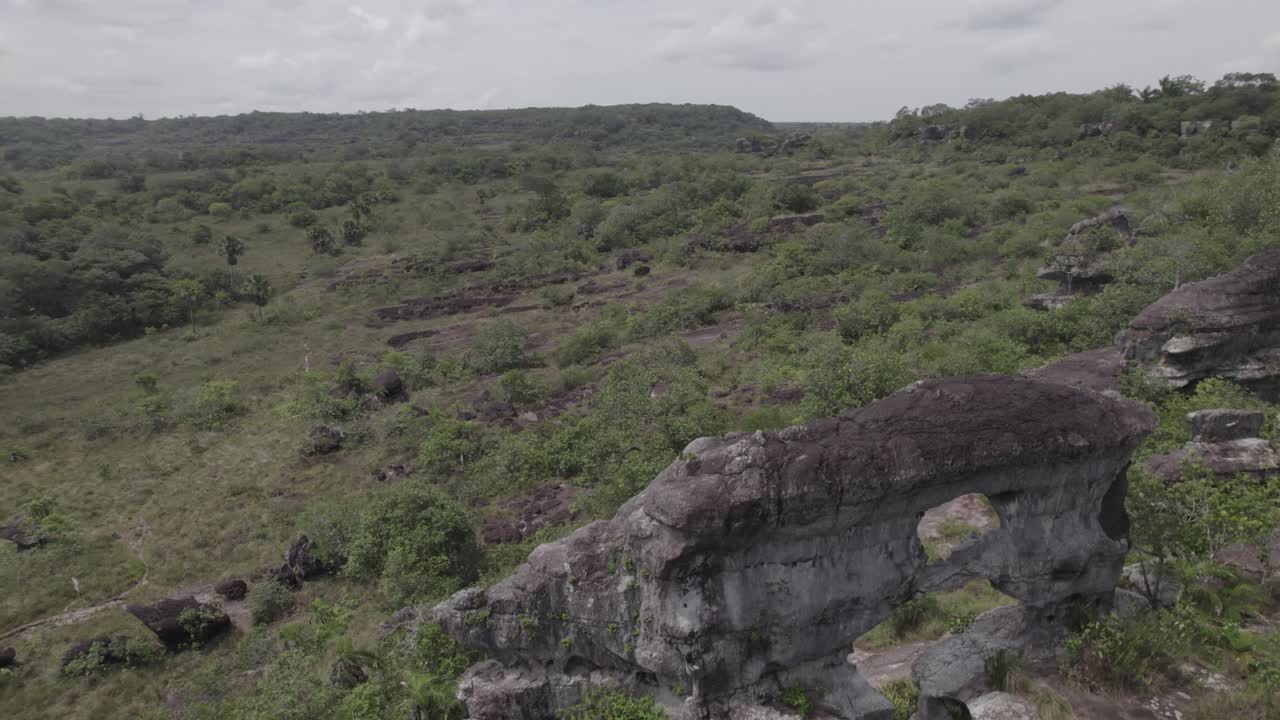 скальные образования и пышные поля в колумбии - съемка с беспилотного летательного аппарата