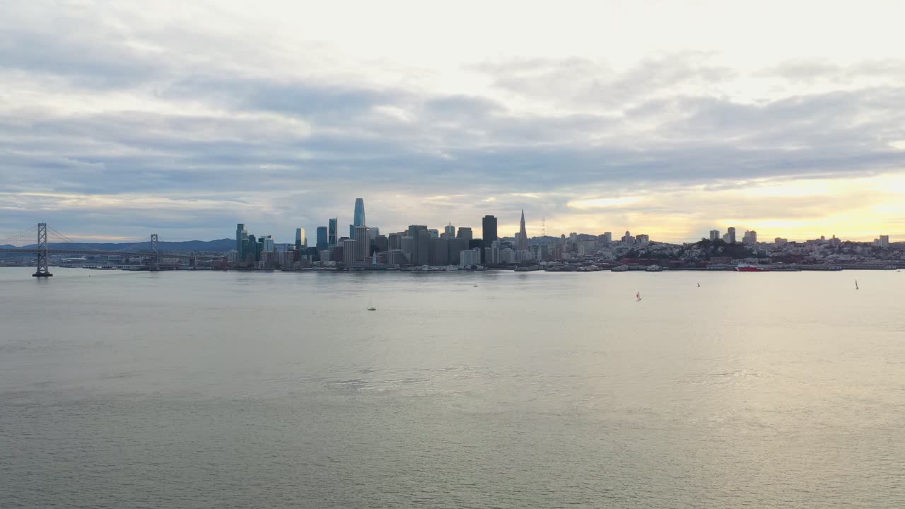 공중: 도시를 향해 비행, 드론 보기