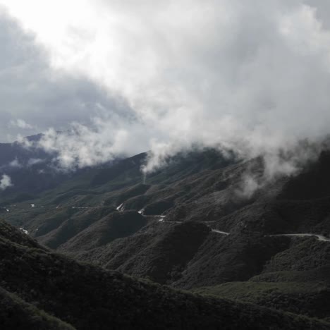 Zeitraffer-Von-Schnellen-Gewitterwolken,-Die-Sich-über-Den-Santa-Ynez-Bergen-über-Ojai-Kalifornien-Auflösen