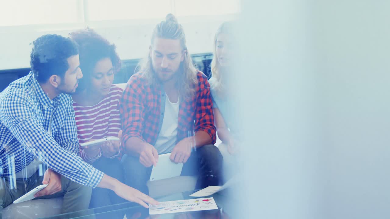 colegas discutiendo sobre los documentos 4k