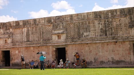 gran grupo de turistas escuchando la explicación de la guía en la ciudad de uxmal