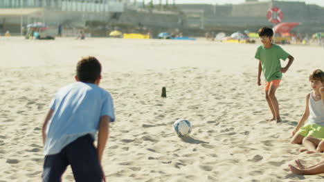 Cámara-Lenta-De-Un-Niño-Asiático-Corriendo-Y-Golpeando-Una-Pelota-En-La-Orilla-Del-Mar