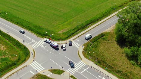 Ein-Verkehrsunfall-Aus-Der-Luft-Wird-Nachts-Von-Einem-Medizinischen-Team-Aus-Rettungssanitätern-Auf-Der-Straße-Gerettet