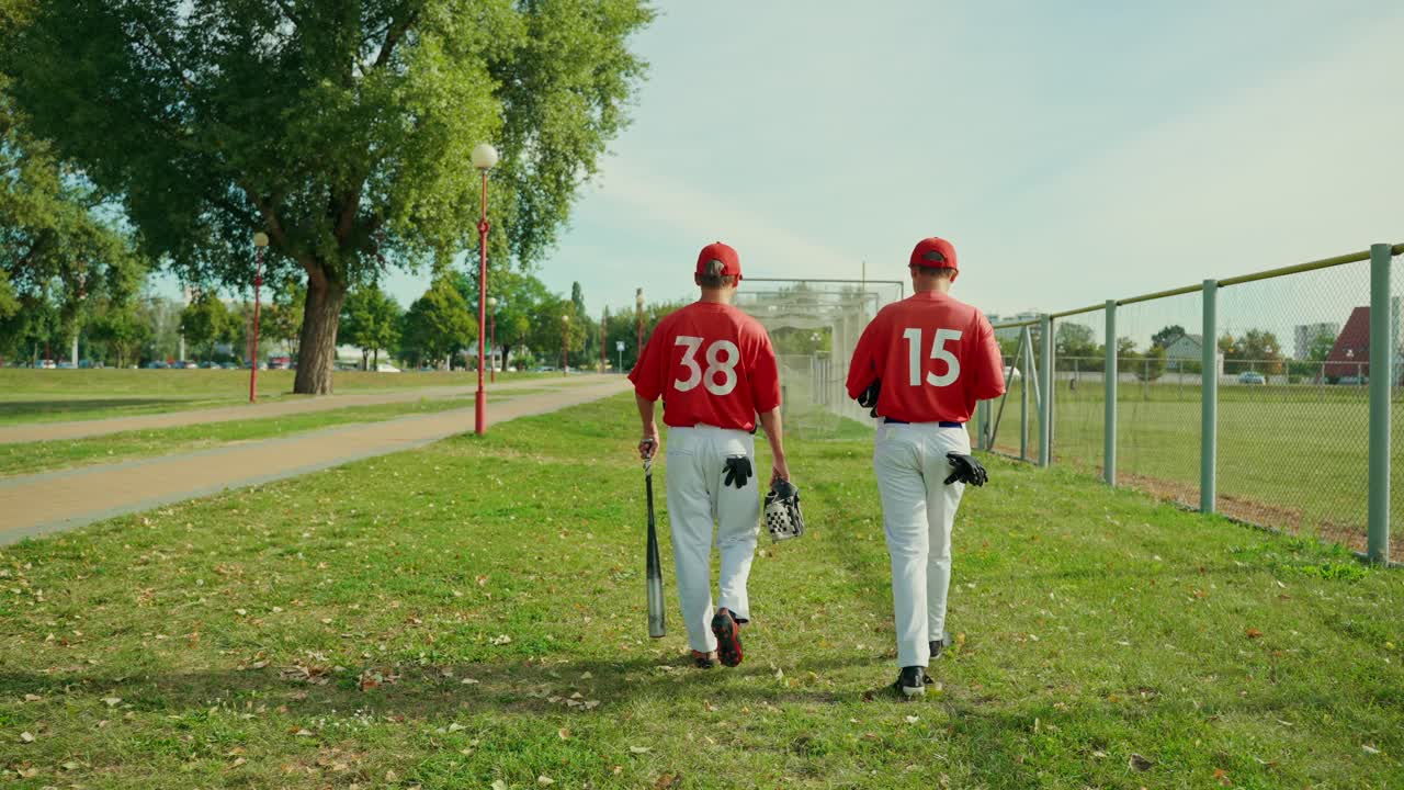Giocatori di baseball che camminano nel parco