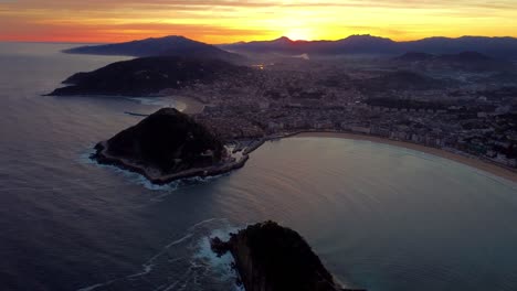 Imágenes-Aéreas-Del-Paisaje-Urbano-De-San-Sebastián-Durante-El-épico-Amanecer-De-La-Mañana-Cielo-Colorido-Detrás-De-La-Montaña