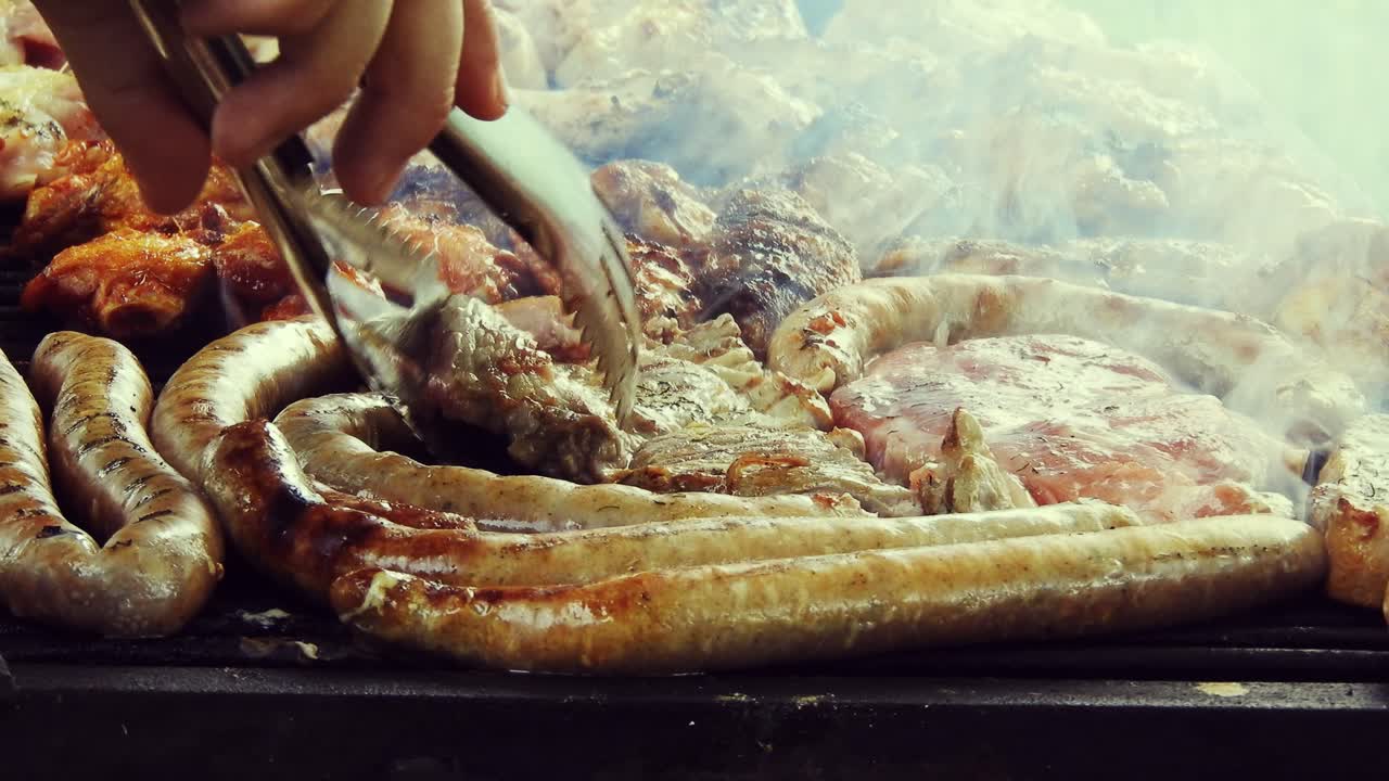salchicha a la parrilla en la parrilla en llamas