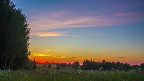 Wunderschöner-Sonnenaufgang-Unter-Blauem-Himmel-über-Einer-Magischen-Landschaft