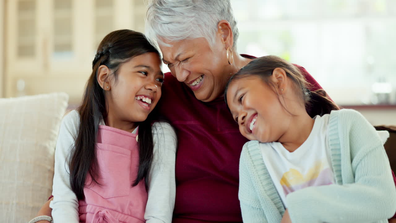 가족, 할머니와 아이들이 소파에서 안아주고