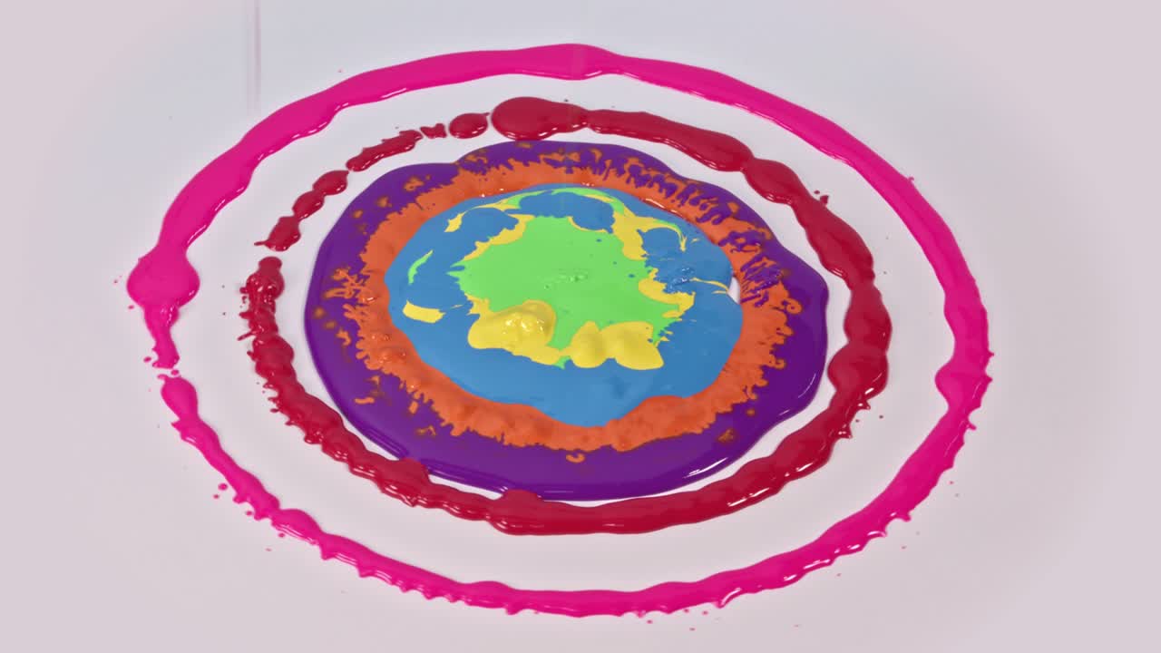 다양한 색이 색 배경에 퍼져 있습니다.