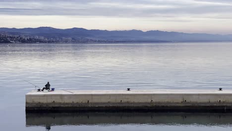 크로아티아의 아파티야 (opatija) 의 멀리 있는 마을과 함께 바가에 있는 시