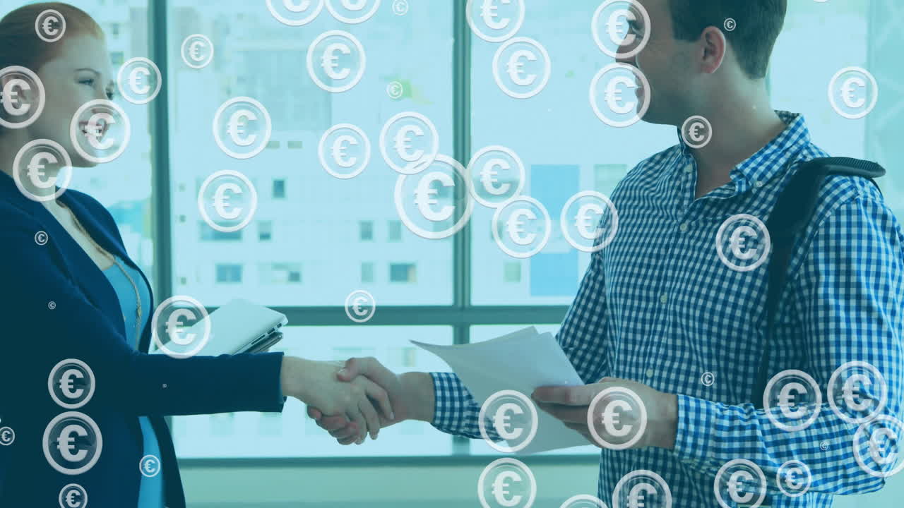 animación del símbolo del euro en círculos sobre mujer caucásica estrechando la mano y discutiendo con el cliente