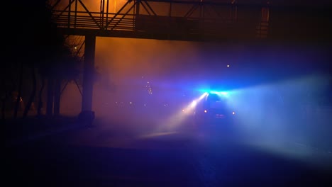 una luz de ambulancia parpadeante podía ser observada desde una corta distancia después de una escena caótica de una protesta en trípoli, líbano que hizo que el ambiente fuera humeante y brumoso